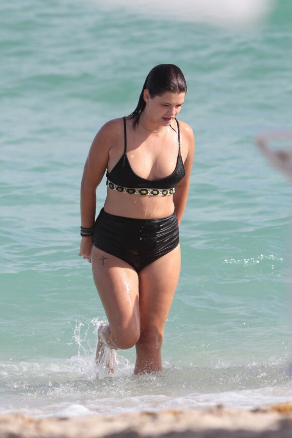 Exclusif - Pixie Geldof se baigne sur une plage à Miami, le 1er janvier 2016.