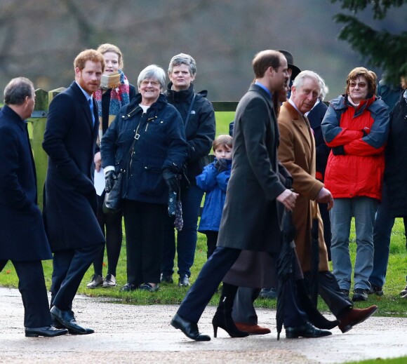 Le prince Harry, le prince William, Kate Middleton et le prince Charles à Sandringham le 28 décembre 2015 pour la messe en l'église St Mary Magdalene.