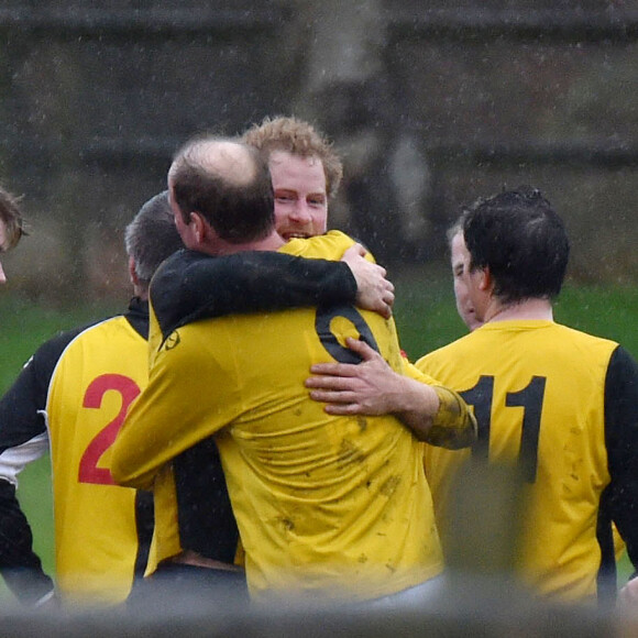 Le prince William et le prince Harry participaient à un match de football caritatif de Noël le 24 décembre 2015 à King's Lynn (Norfolk)