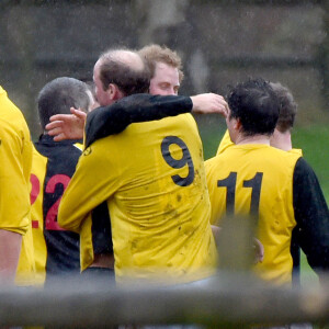 Le prince William et le prince Harry participaient à un match de football caritatif de Noël le 24 décembre 2015 à King's Lynn (Norfolk)