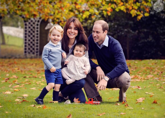 Le prince William et Kate Middleton, duc et duchesse de Cambridge, avec leurs enfants le prince George et la princesse Charlotte dans le jardin du palais de Kensington fin octobre 2015. Photo de famille diffusée pour Noël.
