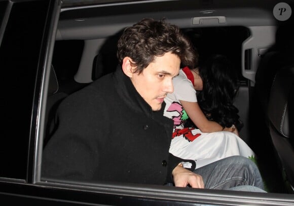 Katy Perry et John Mayer à la sortie du club ‘The Nice Guy' à West Hollywood. Katy Perry et John Mayer sont-ils en couple à nouveau? Le 31 décembre 2015