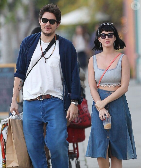 Exclusif - Katy Perry et son petit ami John Mayer se baladent et font du shopping à Hollywood. Le 16 février 2015