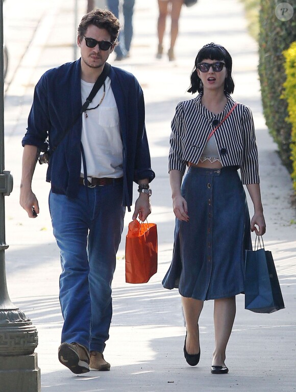 Exclusif - Katy Perry et son petit ami John Mayer se baladent et font du shopping à Hollywood. Le 16 février 2015