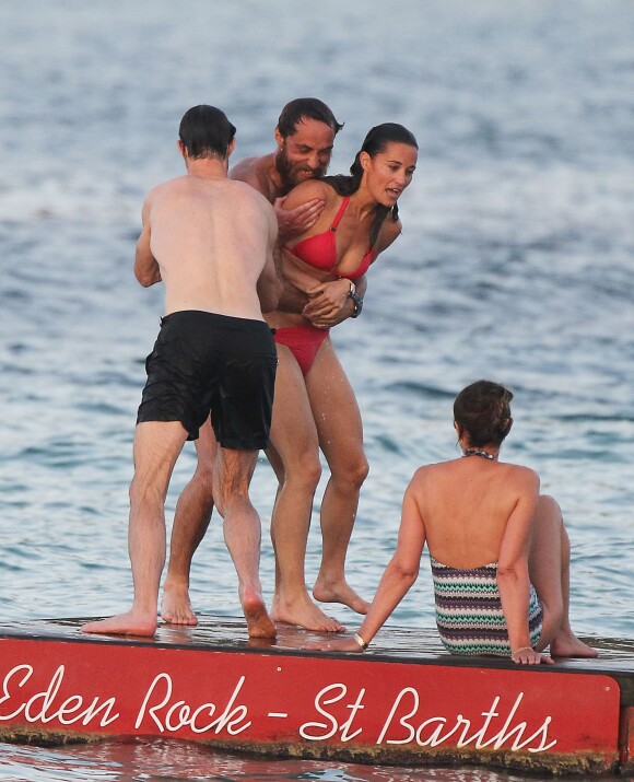 Exclusif - Pippa Middleton, son frère James Middleton et des amis en vacances à Saint-Barthélemy sur la célèbre plage de l'Eden Rock le 22 août 2015