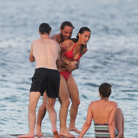 Exclusif - Pippa Middleton, son frère James Middleton et des amis en vacances à Saint-Barthélemy sur la célèbre plage de l'Eden Rock le 22 août 2015