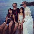 Johnny et Laeticia Hallyday posent avec leurs filles, Jade et Joy, en Thaïlande, janvier 2016.