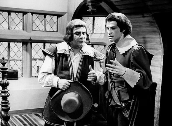 Michel Galabru et Jean-Paul Belmondo dans leur première apparition à l'écran en 1957, dans Les Trois Mousquetaires.