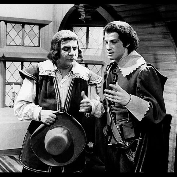 Michel Galabru et Jean-Paul Belmondo dans leur première apparition à l'écran en 1957, dans Les Trois Mousquetaires.