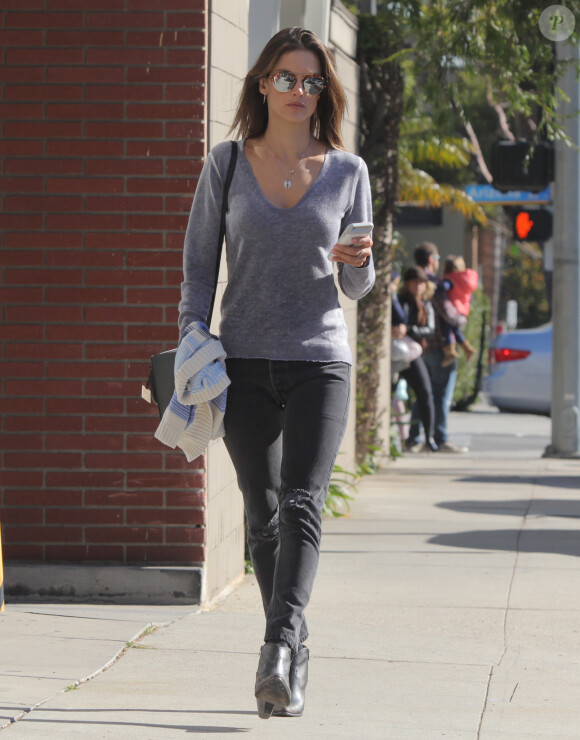 Alessandra Ambrosio se promène dans les rues de Santa Monica, le 17 décembre 2015.