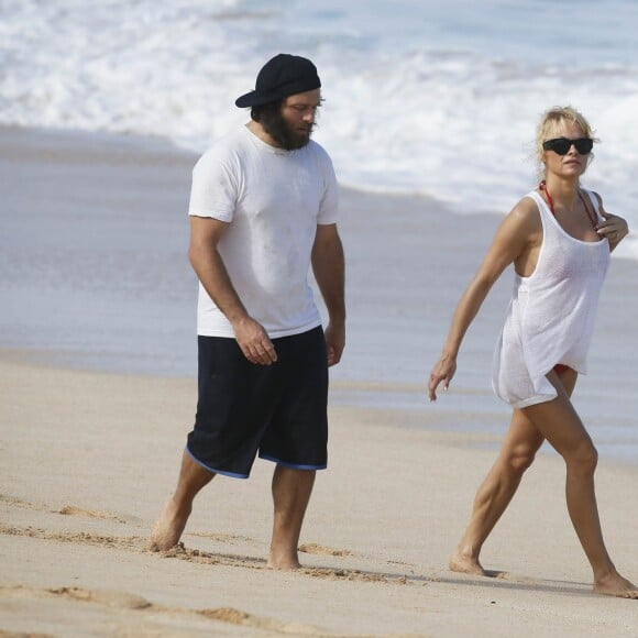 Pamela Anderson et son mari Rick Salomon passent une journée sur une plage à Hawaii Le 27 décembre 2014