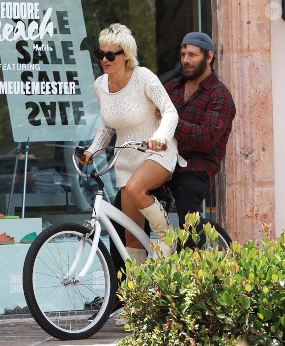 Pamela Anderson fait du vélo avec son mari Rick Salomon à Malibu, le 8 juin 2014. Pamela fait du vélo pour deux!