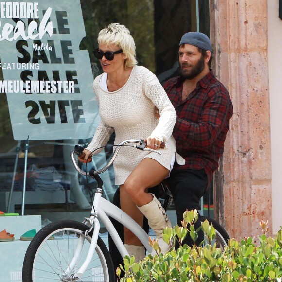 Pamela Anderson fait du vélo avec son mari Rick Salomon à Malibu, le 8 juin 2014. Pamela fait du vélo pour deux!