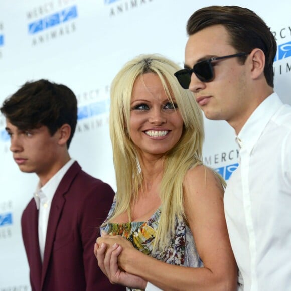 Pamela Anderson et ses fils Brandon Lee, Dylan Lee- Tapis rouge du " Mercy for Animals Hidden Heroes Gala 2015 " à Los Angeles Le 29 Août 2015