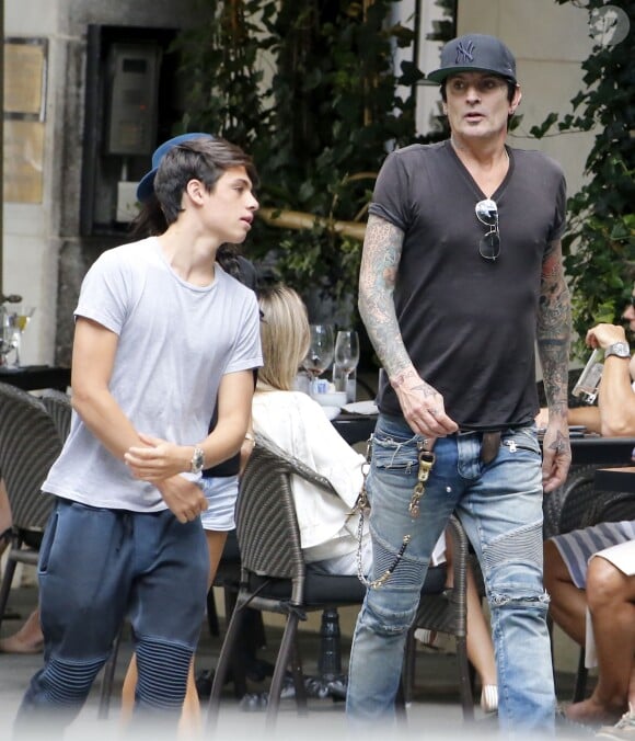 Exclusif - Tommy Lee déjeune avec sa fiancée Sofia Toufa et son fils Dylan Jagger Lee au "Cafe Boulud" sur Madison Avenue à New York, le 13 août 2015.