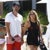 Exclusif - LeAnn Rimes et son mari Eddie Cibrian se promènent au bord d'une piscine à Miami, le 18 juillet 2015