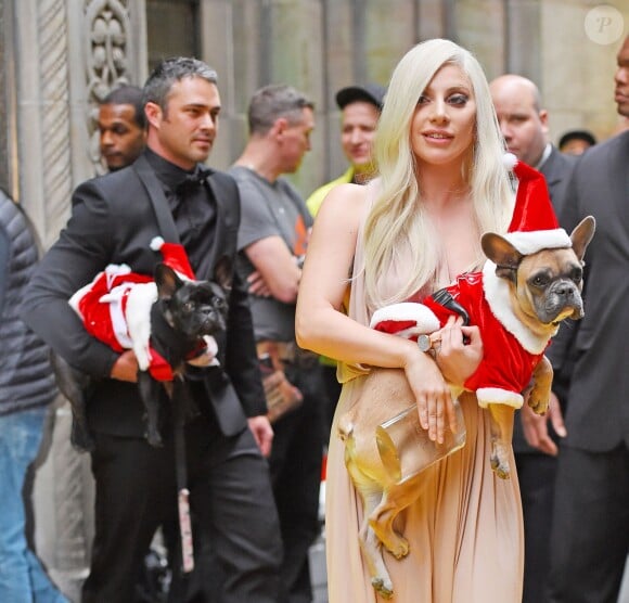 Lady Gaga et son fiancé Taylor Kinney à New York, le 11 décembre 2015.