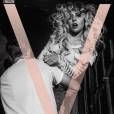 Lady Gaga, rédactrice en chef invitée de "V Magazine" pour un hommage à Alexander McQueen - printemps 2016. La chanteuse a choisi 16 couvertures différentes sur lesquelles ont retrouvent le regretté créateur britannique, ses muses Isabella Blow et Daphne Guinness, ainsi que Karl Lagerfeld, Hedi Slimane ou encore le mannequin Cierra Skye.