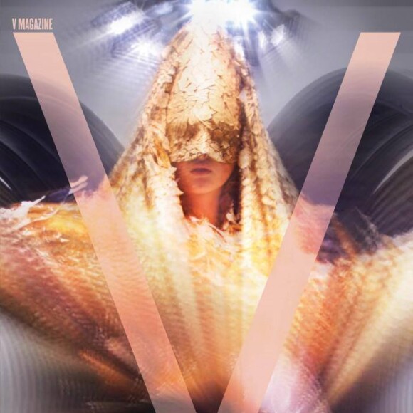 Lady Gaga, rédactrice en chef invitée de "V Magazine" pour un hommage à Alexander McQueen - printemps 2016. La chanteuse a choisi 16 couvertures différentes sur lesquelles ont retrouvent le regretté créateur britannique, ses muses Isabella Blow et Daphne Guinness, ainsi que Karl Lagerfeld, Hedi Slimane ou encore le mannequin Cierra Skye.