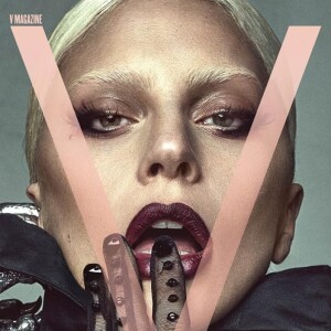 Lady Gaga, rédactrice en chef invitée de "V Magazine" pour un hommage à Alexander McQueen - printemps 2016. La chanteuse a choisi 16 couvertures différentes sur lesquelles ont retrouvent le regretté créateur britannique, ses muses Isabella Blow et Daphne Guinness, ainsi que Karl Lagerfeld, Hedi Slimane ou encore le mannequin Cierra Skye.