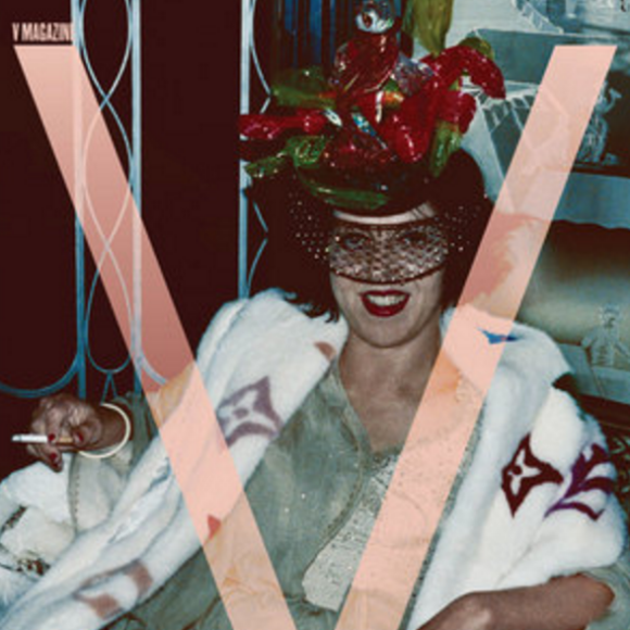 Lady Gaga, rédactrice en chef invitée de "V Magazine" pour un hommage à Alexander McQueen - printemps 2016. La chanteuse a choisi 16 couvertures différentes sur lesquelles ont retrouvent le regretté créateur britannique, ses muses Isabella Blow et Daphne Guinness, ainsi que Karl Lagerfeld, Hedi Slimane ou encore le mannequin Cierra Skye.