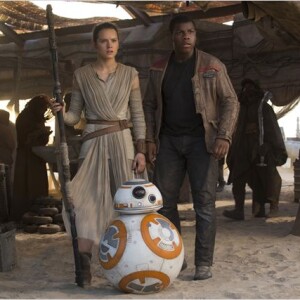 John Boyega et Daisy Ridley dans Star Wars - Le Réveil de la Force.