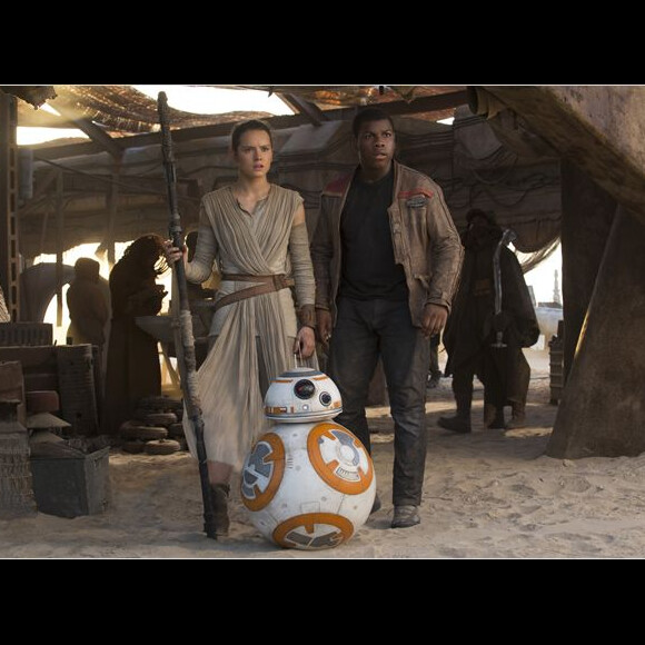 John Boyega et Daisy Ridley dans Star Wars - Le Réveil de la Force.