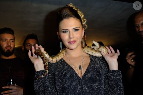 Kelly Vedovelli, qui porte un serpent autour de son cou - Soirée de lancement du site kellyvedovelli.com au Bridge Club à Paris, le 7 janvier 2016. © CVS/Bestimage07/01/2016 - Paris
