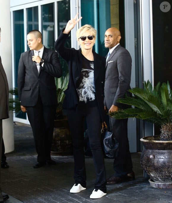 Sharon Stone salue ses fans à la sortie de son hôtel de Miami le 9 novembre 2015.