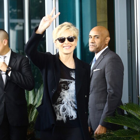 Sharon Stone salue ses fans à la sortie de son hôtel de Miami le 9 novembre 2015.