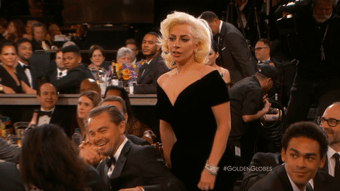 Un gif de Lady Gaga bousculant Leonardo DiCaprio aux Golden Globes 2016.