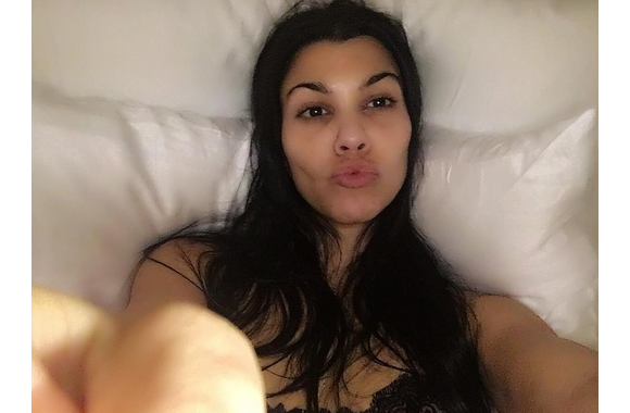 Kourtney Kardashian pose sans maquillage avant d'aller dormir. Photo postée sur Instagram, le 9 janvier 2016.