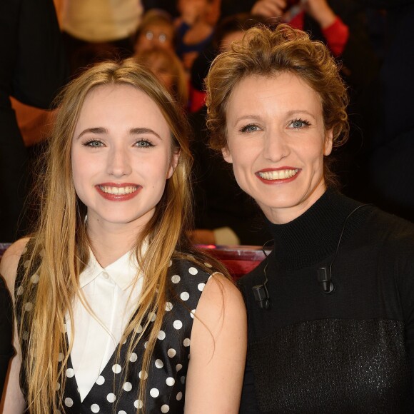 Alexandra Lamy et sa fille Chloé Jouannet - Enregistrement de l'émission "Vivement Dimanche" à Paris le 11 Fevrier 2015.