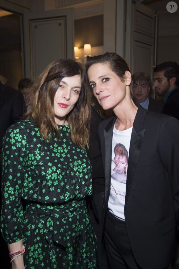 Valérie Donzelli et Hélène Fillières (T-shirt en hommage à David Bowie) - Soirée des Révélations César 2016 dans les salons de la maison Chaumet place Vendôme à Paris, le 11 janvier 2016.