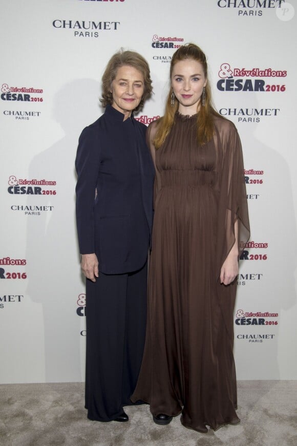 Charlotte Rampling et Freya Mavor - Soirée des Révélations César 2016 dans les salons de la maison Chaumet place Vendôme à Paris, le 11 janvier 2016.