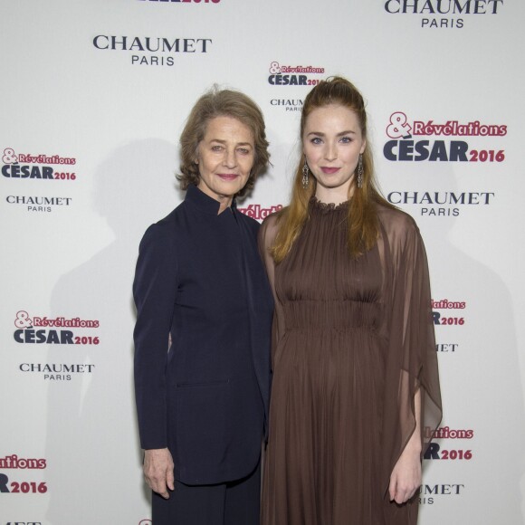 Charlotte Rampling et Freya Mavor - Soirée des Révélations César 2016 dans les salons de la maison Chaumet place Vendôme à Paris, le 11 janvier 2016.