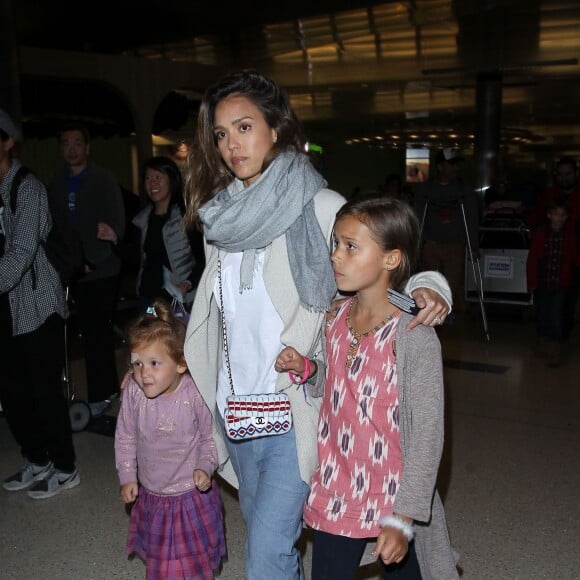 Jessica Alba à l'aéroport de Lax avec ses filles Honor et Haven ainsi que son mari Cash Warren qui marche avec des béquilles à Los Angeles le 2 janvier 2016.