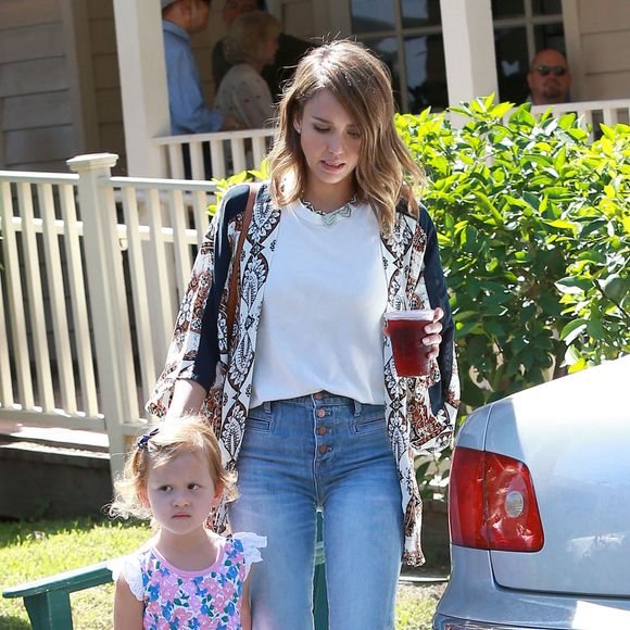 Jessica Alba, son mari Cash Warren et leurs filles Honor et Haven à la sortie du restaurant "Le pain Quotidien" à Los Angeles, le 26 Septembre 2015.