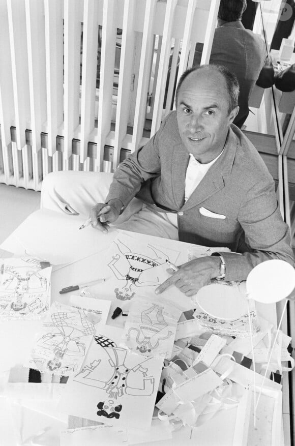 Archives - En France, à Paris, le couturier André Courrèges dans son atelier le 16 août 1968.