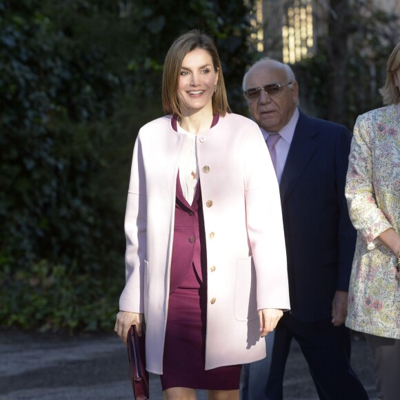 La reine Letizia d'Espagne lors d'une réunion de travail de la fondation FAD (Fondation d'aide à la lutte contre la toxicomanie) en son siège à Madrid le 12 janvier 2016. Elle a repris en septembre 2015 le rôle de présidente d'honneur de l'organisme précédemment tenu par sa belle-mère la reine Sofia.
