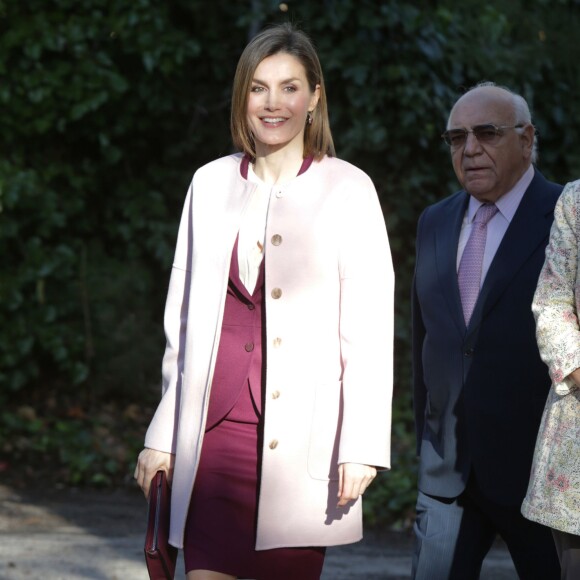 La reine Letizia d'Espagne lors d'une réunion de travail de la fondation FAD (Fondation d'aide à la lutte contre la toxicomanie) en son siège à Madrid le 12 janvier 2016. Elle a repris en septembre 2015 le rôle de présidente d'honneur de l'organisme précédemment tenu par sa belle-mère la reine Sofia.