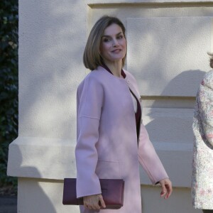 La reine Letizia d'Espagne lors d'une réunion de travail de la fondation FAD (Fondation d'aide à la lutte contre la toxicomanie) en son siège à Madrid le 12 janvier 2016. Elle a repris en septembre 2015 le rôle de présidente d'honneur de l'organisme précédemment tenu par sa belle-mère la reine Sofia.