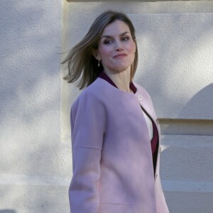 La reine Letizia d'Espagne lors d'une réunion de travail de la fondation FAD (Fondation d'aide à la lutte contre la toxicomanie) en son siège à Madrid le 12 janvier 2016. Elle a repris en septembre 2015 le rôle de présidente d'honneur de l'organisme précédemment tenu par sa belle-mère la reine Sofia.