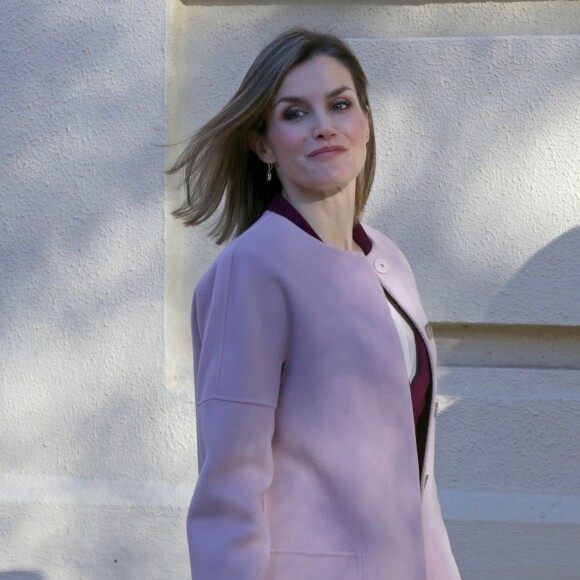 La reine Letizia d'Espagne lors d'une réunion de travail de la fondation FAD (Fondation d'aide à la lutte contre la toxicomanie) en son siège à Madrid le 12 janvier 2016. Elle a repris en septembre 2015 le rôle de présidente d'honneur de l'organisme précédemment tenu par sa belle-mère la reine Sofia.