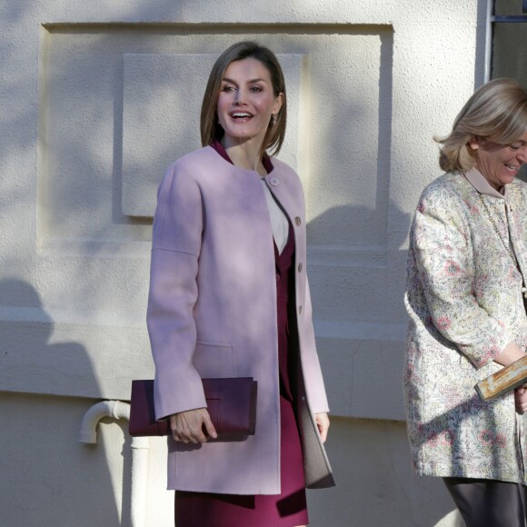 La reine Letizia d'Espagne lors d'une réunion de travail de la fondation FAD (Fondation d'aide à la lutte contre la toxicomanie) en son siège à Madrid le 12 janvier 2016. Elle a repris en septembre 2015 le rôle de présidente d'honneur de l'organisme précédemment tenu par sa belle-mère la reine Sofia.