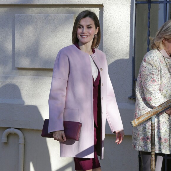 La reine Letizia d'Espagne lors d'une réunion de travail de la fondation FAD (Fondation d'aide à la lutte contre la toxicomanie) en son siège à Madrid le 12 janvier 2016. Elle a repris en septembre 2015 le rôle de présidente d'honneur de l'organisme précédemment tenu par sa belle-mère la reine Sofia.