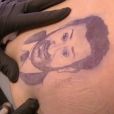 L'animateur Julien Lepers s'est fait tatouer le visage de Cyril Hanouna dans l'émission "Touche pas à mon poste" sur D8. Le 13 janvier 2016.