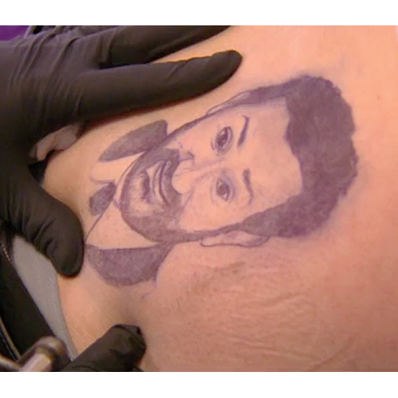 L'animateur Julien Lepers s'est fait tatouer le visage de Cyril Hanouna dans l'émission "Touche pas à mon poste" sur D8. Le 13 janvier 2016.