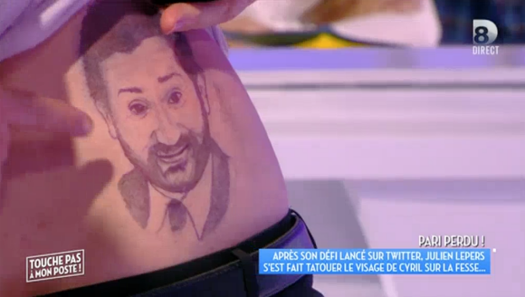 Julien Lepers s'est fait tatouer le visage de Cyril Hanouna dans "Touche pas à mon poste" sur D8. Le 13 janvier 2016.