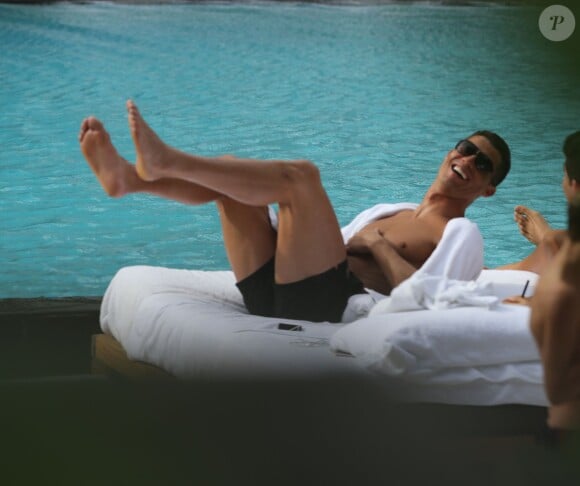 Le footballeur international portugais, Cristiano Ronaldo passe ses vacances de Noël dans un hôtel de luxe avec un ami à Miami le 22 décembre 2015.22/12/2015 - Miami